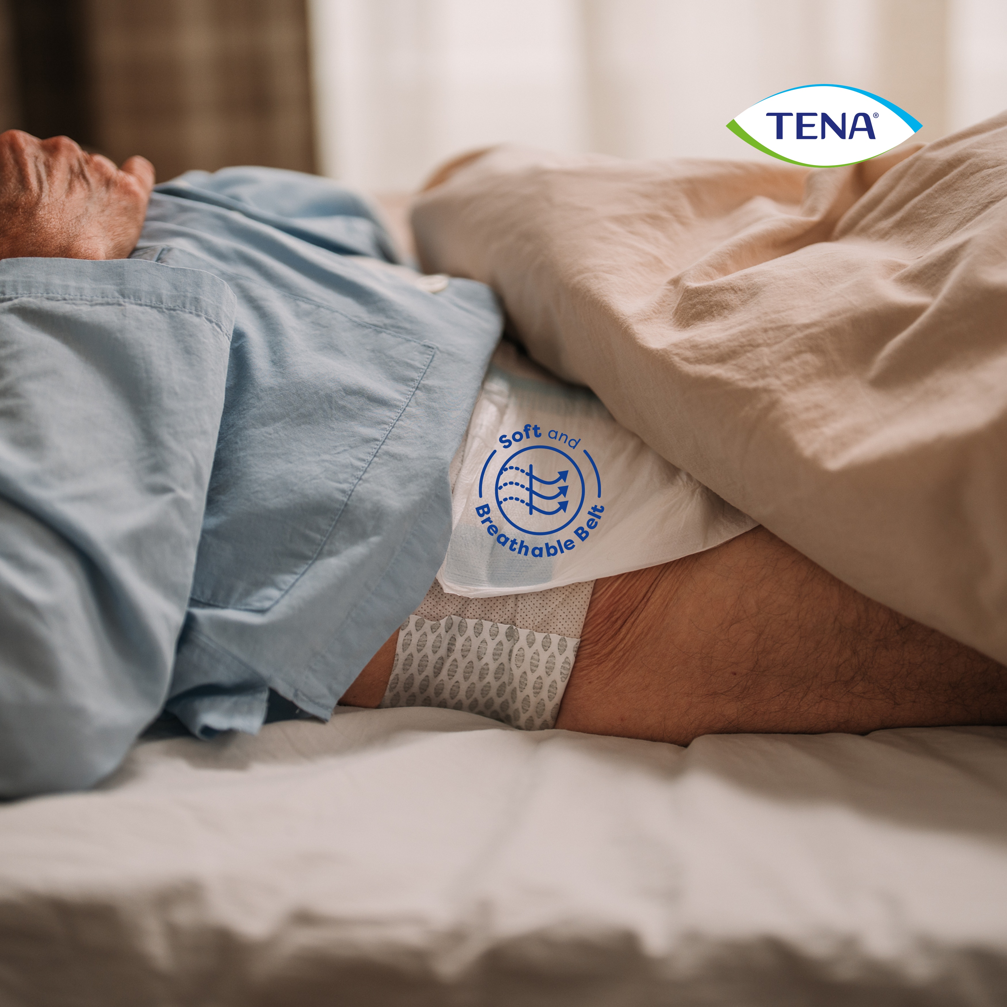 Person som ligger i sängen och som bär TENA Flex-produkten