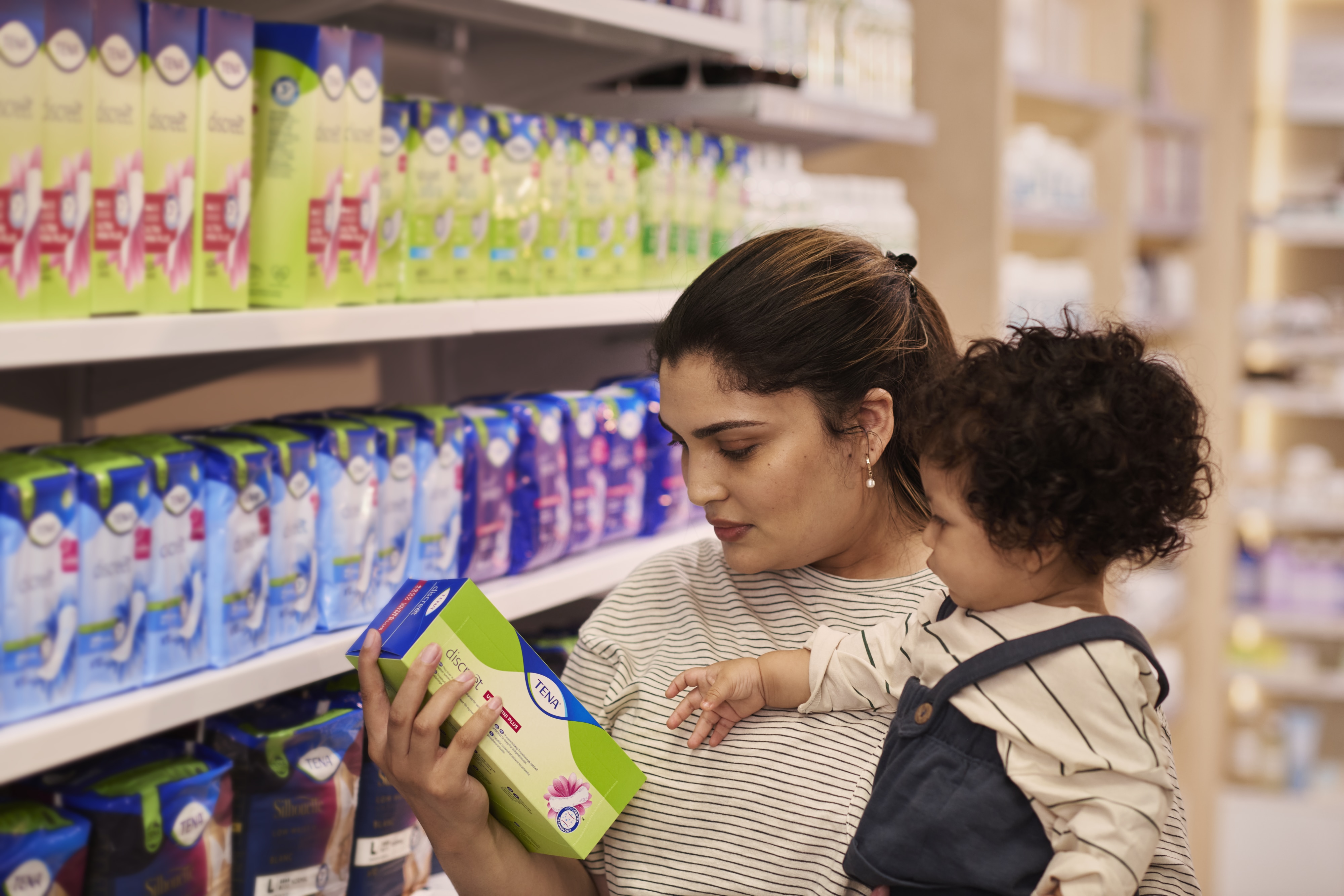 W pełni zaopatrzona półka w aptece z całą gamą produktów TENA Lady.