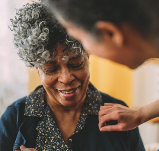 Film court montrant les avantages de travailler avec les solutions numériques TENA SmartCare : de meilleurs soins, plus valorisants et plus économiques.  