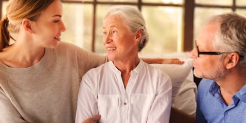 Femme âgée assise avec une femme plus jeune – conseils utiles pour ceux qui débutent en tant qu’aidant