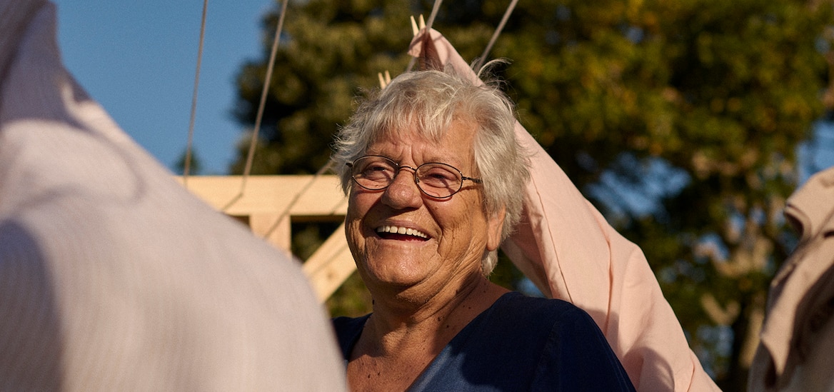 Caregiver con una donna sorridente