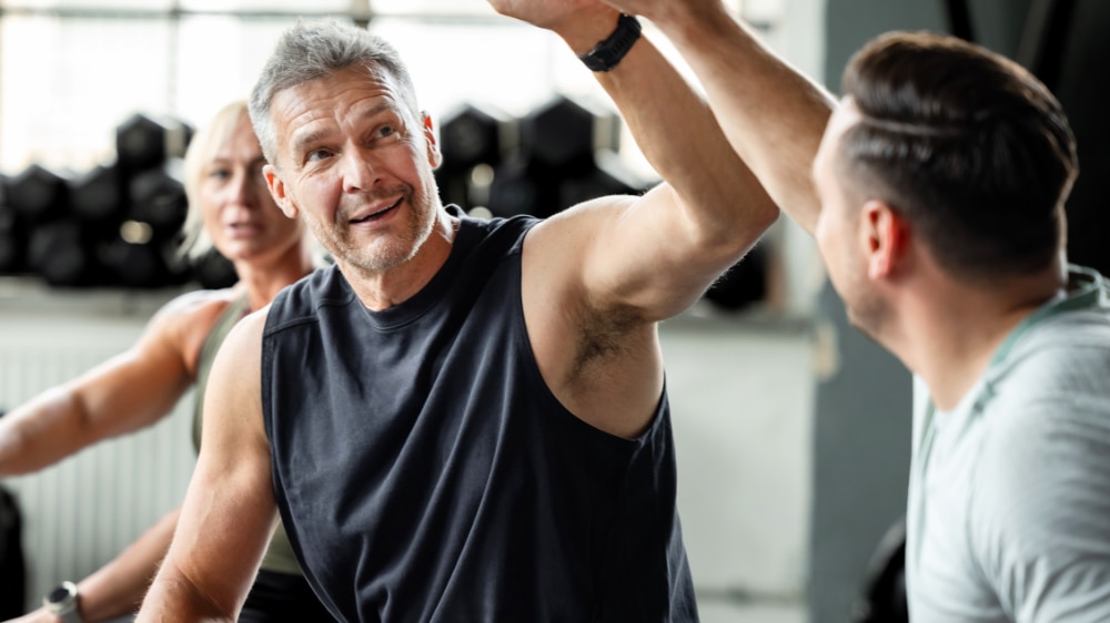 Ein Mann in einem Fitness-Studio