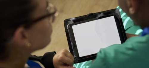 Vårdpersonal med en iPad