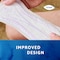 Close-up van een persoon die het TENA Discreet verband vasthoudt met de omschrijving ‘verbeterd ontwerp’