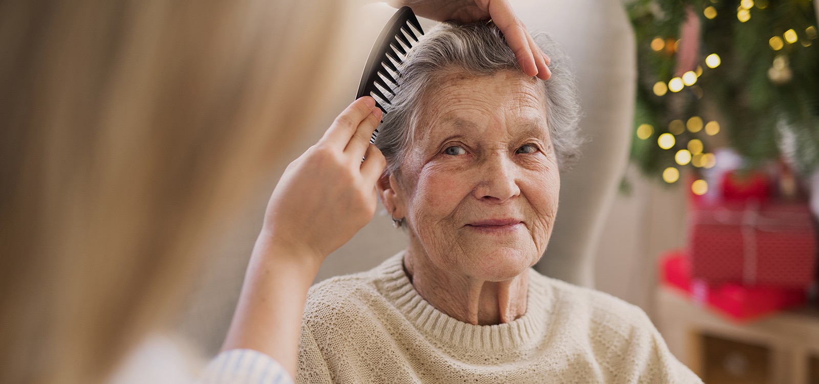 Caregiver che pettina i capelli del proprio caro