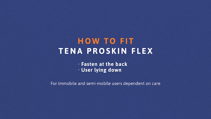 Ako obliekať nohavičky TENA Flex s rýchloupevňovacím pásom v ľahu – zobrazené zozadu