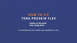 Ako obliekať nohavičky TENA Flex s rýchloupevňovacím pásom v ľahu – zobrazené zozadu