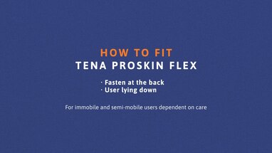 Come utilizzare gli ausili assorbenti a cintura TENA Flex in posizione distesa – Mostrato da dietro