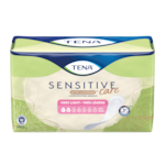 Vue de face d’un emballage de protège-dessous TENA Sensitive Care Extra Coverage à absorption très légère