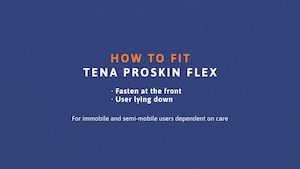 Ako obliekať nohavičky TENA Flex s rýchloupevňovacím pásom v ľahu – zobrazené spredu