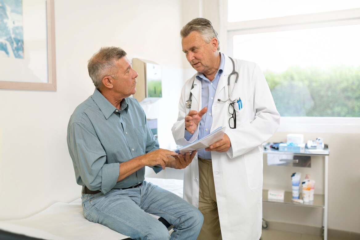 TENA-TR_CGR_web_Lifestyle_Doctor-setting-man-and-doctor.jpg
