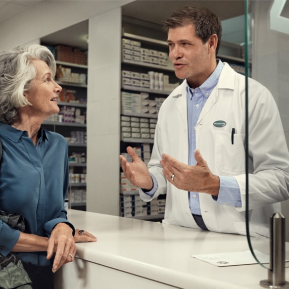 Farmacevt pomaga stranki