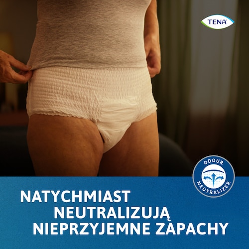 Osoba w bieliźnie TENA, neutralizującej nieprzyjemne zapachy, stoi w przytulnym wnętrzu.