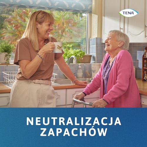 Młoda kobieta rozmawiająca ze starszą kobietą w kuchni