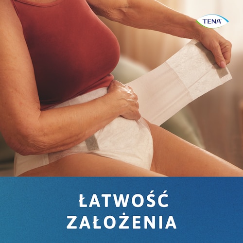 Kobieta zakładająca TENA Stretch - produkt który bardzo łatwo się zakłada