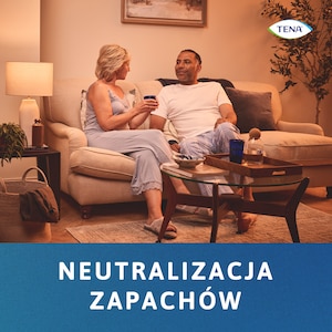 Kobieta i mężczyzna siedzący na kanapie