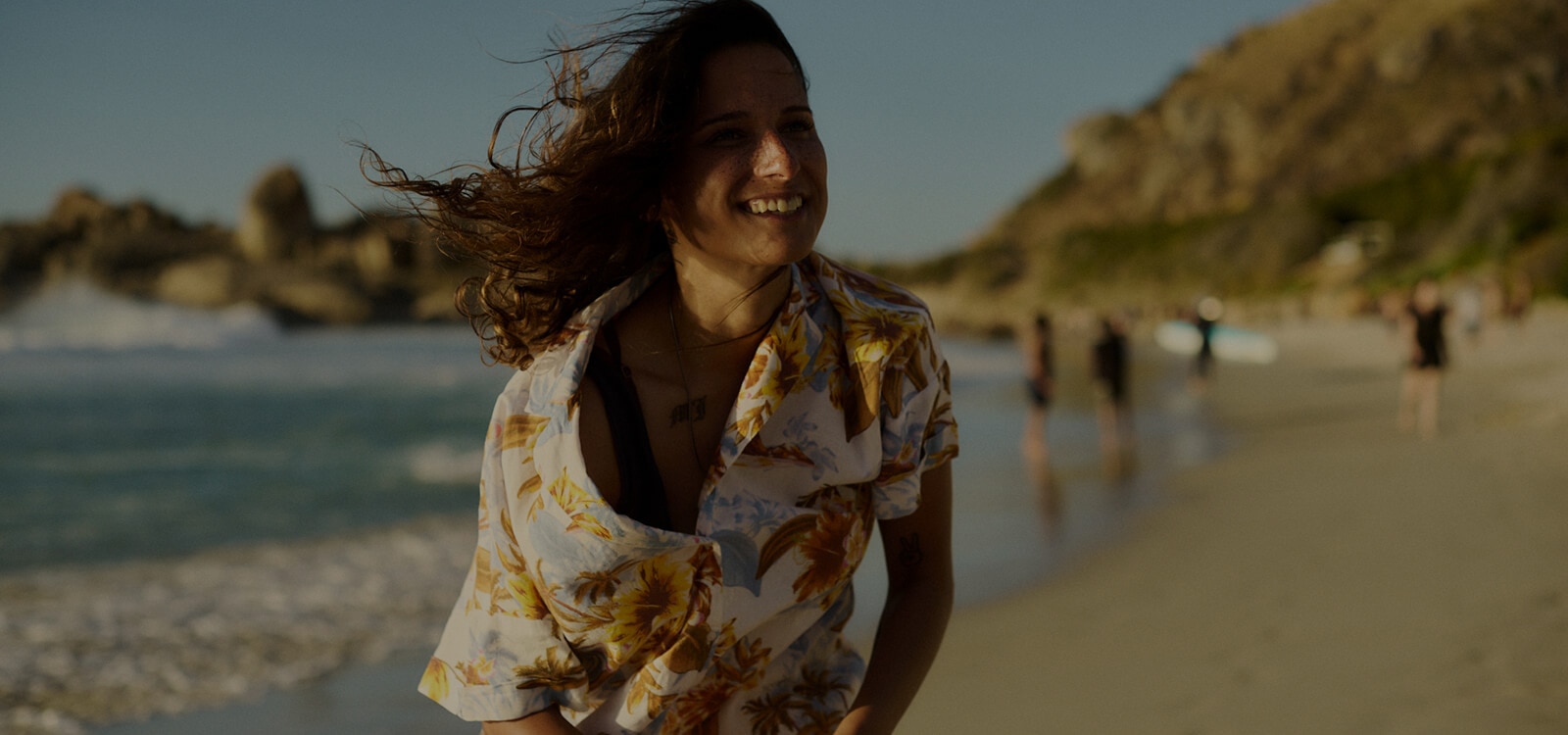 Una mujer feliz andando por la playa