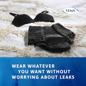TENA Lady crne gaćice na krevetu s grudnjakom odgovarajuće boje