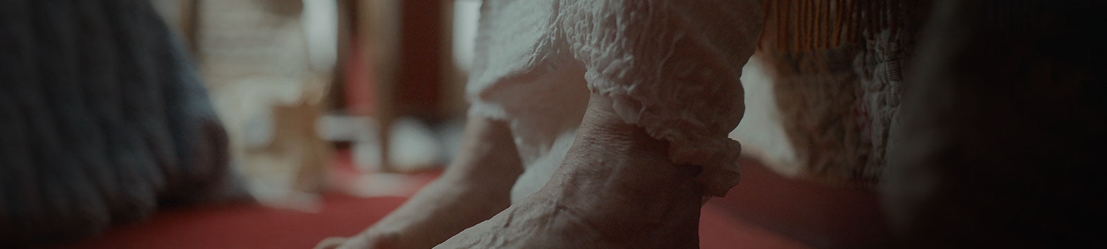 Lovoje sėdintis senyvo amžiaus žmogus su sauskelnėmis, sauskelnių vaizdas iš arti.