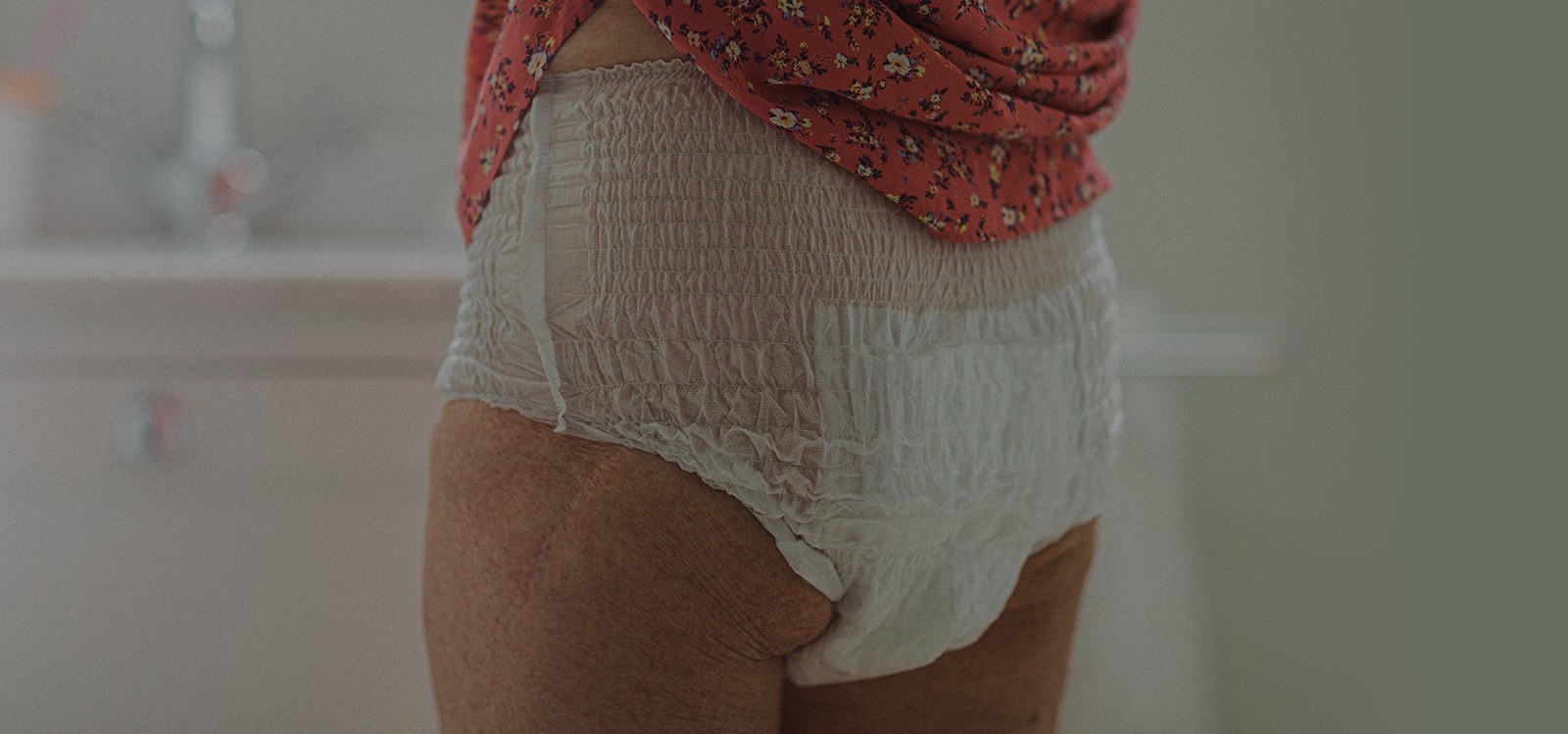 Frau, die TENA Pants trägt