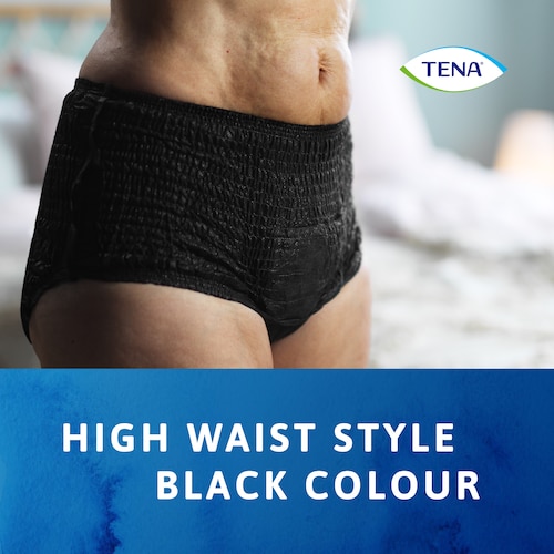 TENA Lady gaćice na osobi prikazuju verziju s visokim strukom i u crnoj boji.