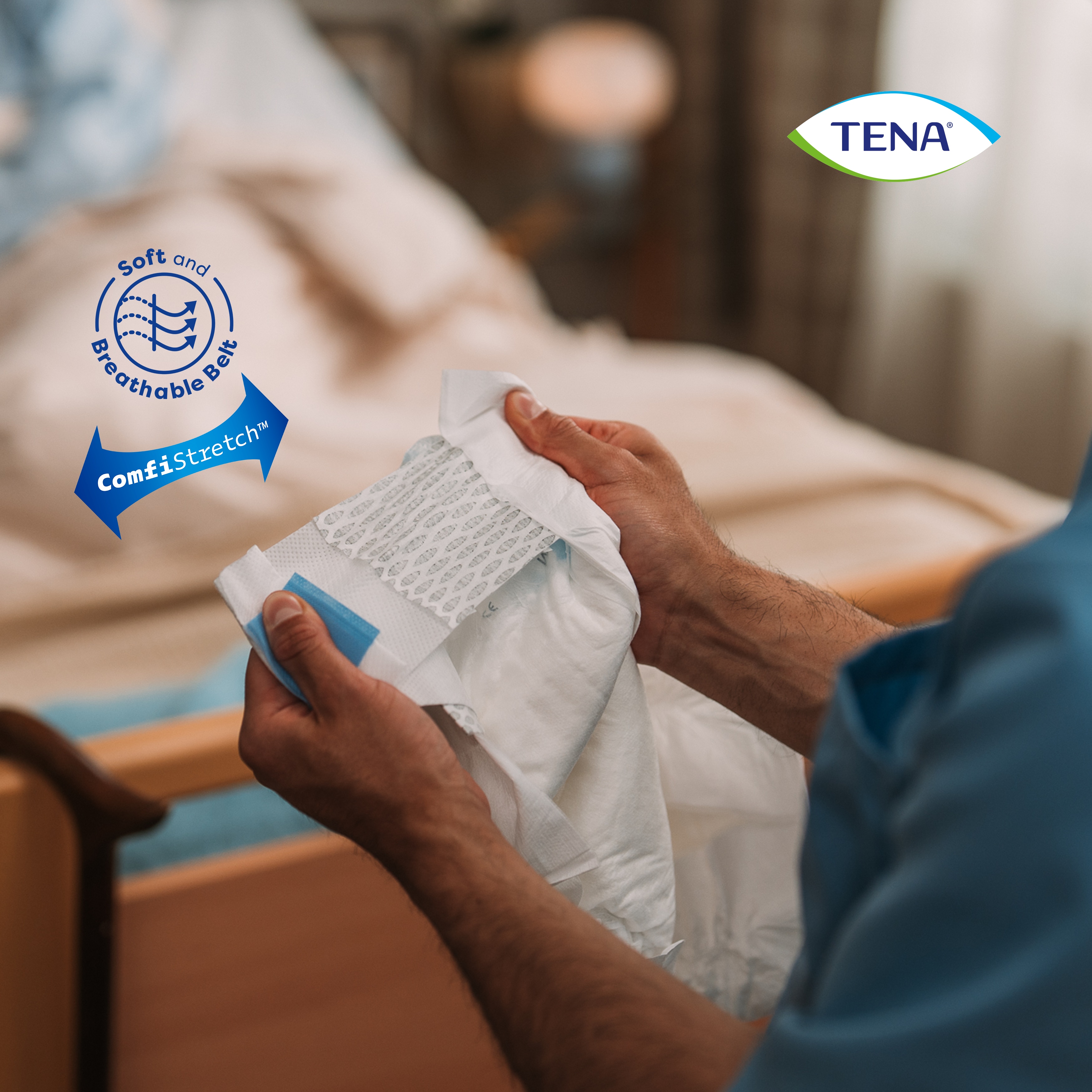 Person som drar ut bältet på TENA Flex-produkten för att visa dess flexibilitet