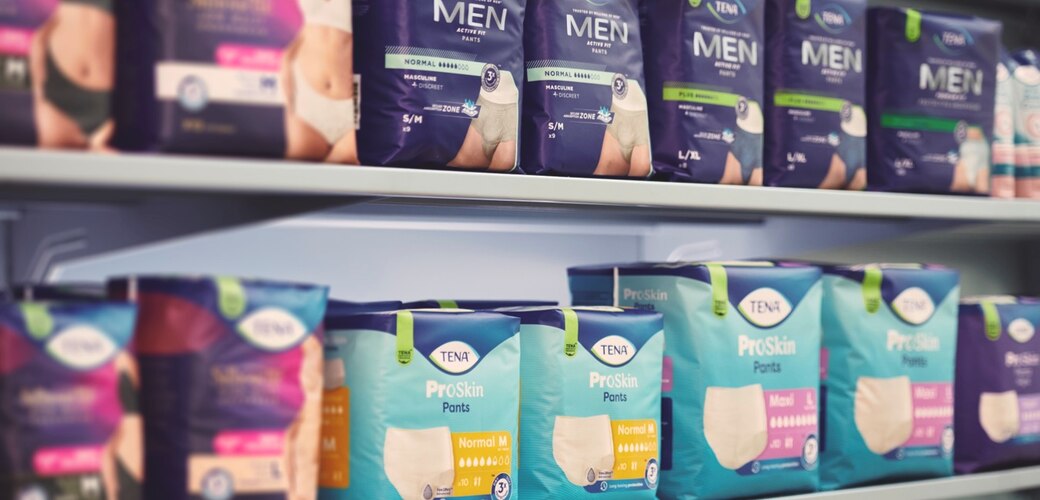 歩きながら話している男女