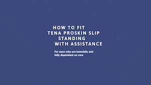 Vídeo com instruções sobre como colocar o TENA ProSkin Slip em pé, com ajuda