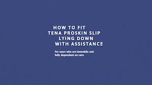 Vídeo com instruções sobre como colocar o TENA ProSkin Slip deitado, com ajuda