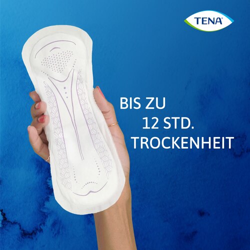 Hält TENA Discreet Normal in der Hand 