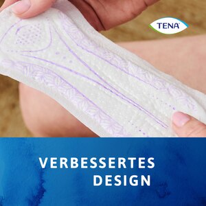 Nahaufnahme einer Person, die die TENA Discreet Mini Plus Einlage hält, mit der Bildunterschrift „Verbessertes Design“.