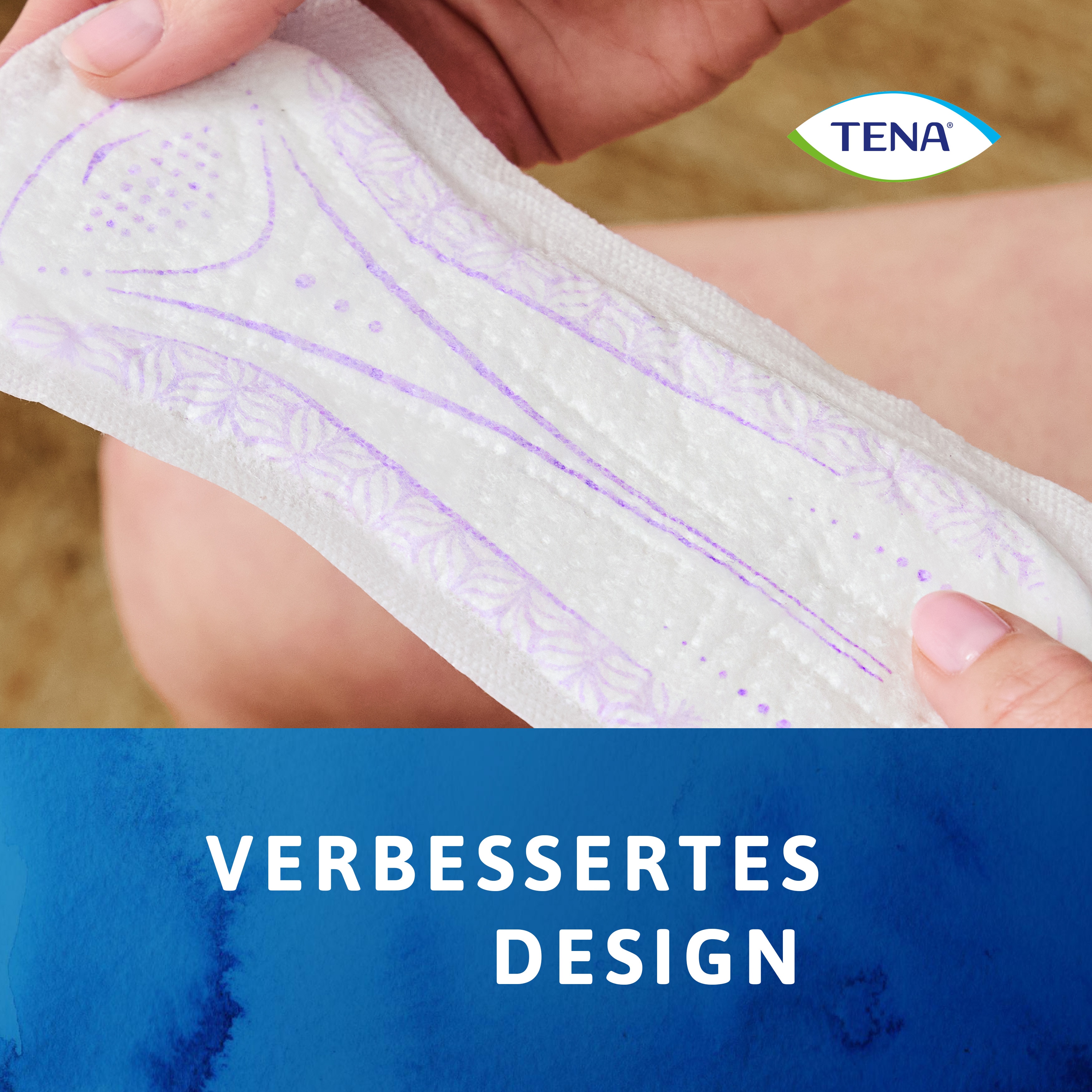Nahaufnahme einer Person, die die TENA Discreet Mini Plus Einlage hält, mit der Bildunterschrift „Verbessertes Design“.