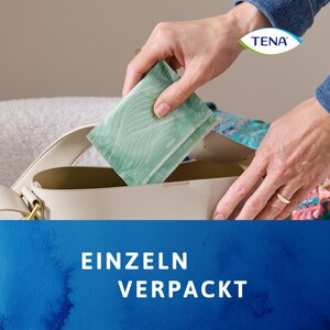 TENA Discreet Mini Plus Einlage (Einzelverpackung) wird in die Handtasche gesteckt