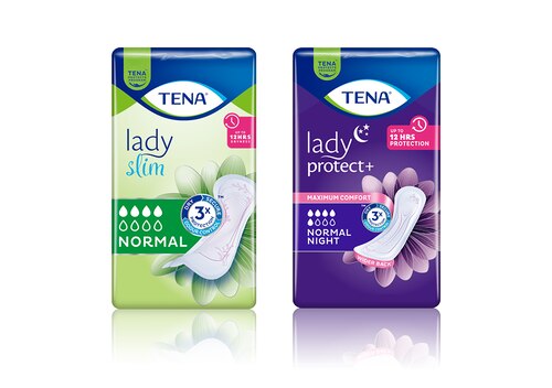 Dve balenia inkontinenčných vložiek na modrom pozadí: TENA Lady Slim Normal a TENA Lady Normal Night