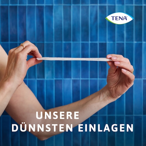 Eine Person hält die TENA Discreet Mini Plus Einlage hoch, um zu demonstrieren, wie dünn sie ist, mit der Bildunterschrift „Unsere dünnsten Einlagen“.