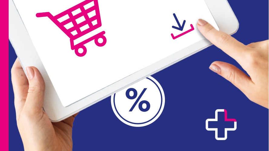 Mani che tengono un tablet con icone di e-commerce: carrello della spesa rosa, scatola di spedizione, stella e simbolo di percentuale su sfondo blu.