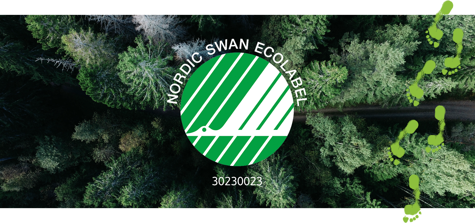 Havumetsää halkova polku lintuperspektiivistä katsottuna. Päällimmäisenä kuvassa on vihreä-valkoinen Joutsenmerkki-logo, joka kuvaa joutsenta lennossa.
