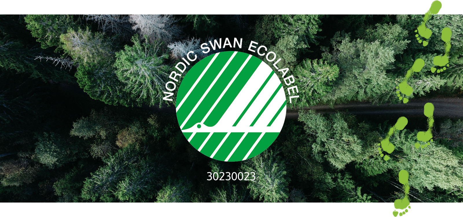 Översiktsbild över en barrskog med en korsande stig. I mitten av bilden visas den gröna och vita Svanen-loggan med en flygande svan.