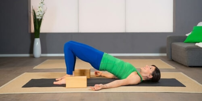 Yoga Pilates Übung - Entlastender Schulterstand