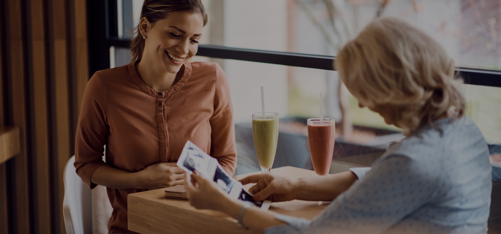 Dos mujeres desayunando juntas