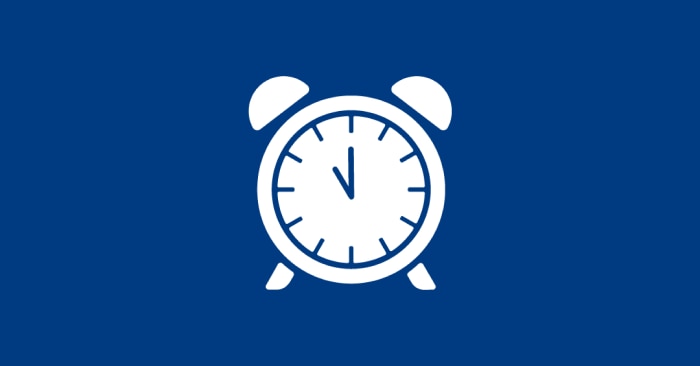 介護の専門職に対し、決められた時間だけでなく、一日を通して入居者の様子に気を配ることを伝える時計のイラスト。
