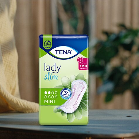 Zbliżenie na stolik na którym znaduje się opakowanie wkłade TENA Lady Slim Mini