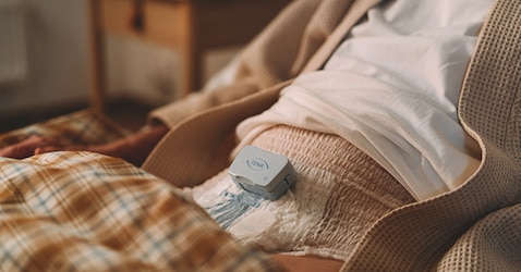 An image showing TENA SmartCare Change Indicator attached to a nursing home resident’s absorbent product. 