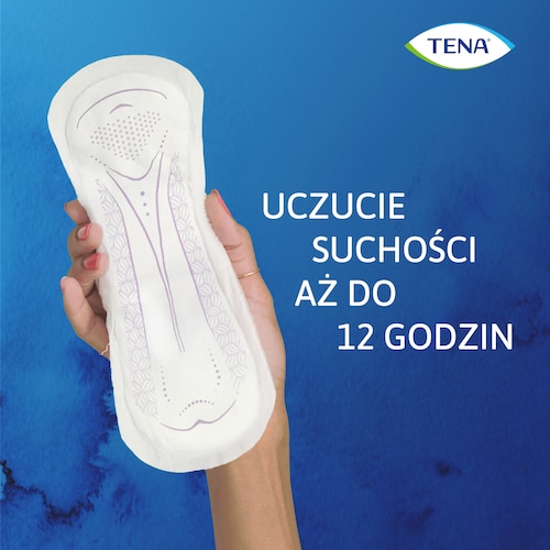 Podpaska zapewniające uczucie suchości aż do 12 godzin trzymana w kobiecej ręce
