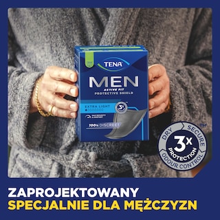 Mężczyzna w szlafroku trzyma opakowanie TENA Men, zaprojektowane specjalnie dla mężczyzn.