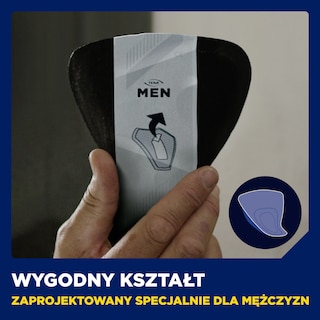 Produkt TENA Men Level 2 trzymany w dłoniach, zaprojektowany dla mężczyzn, wygodny kształt, niebieskie tło.