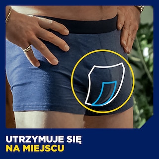Mężczyzna w niebieskich bokserkach z zaznaczonym wkładem TENA, napis "UTRZYMUJE SIĘ NA MIEJSCU".