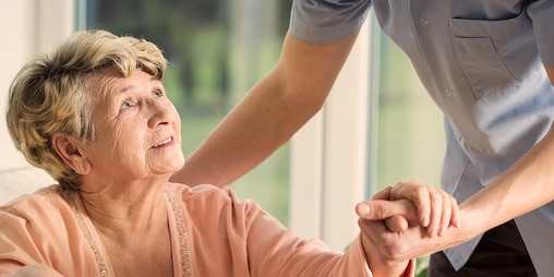 Mladá žena pomáhá starší ženě – najděte pro svého blízkého geriatrickou podporu