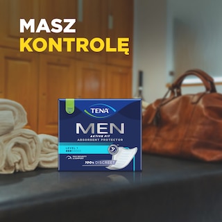 Opakowanie TENA Men Active Fit na tle ręczników i torby, z hasłem "Masz kontrolę" podkreślającym dyskrecję dla mężczyzn.