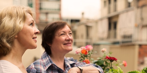 Due donne anziane fanno giardinaggio insieme – Elenco dei termini comunemente correlati all’incontinenza